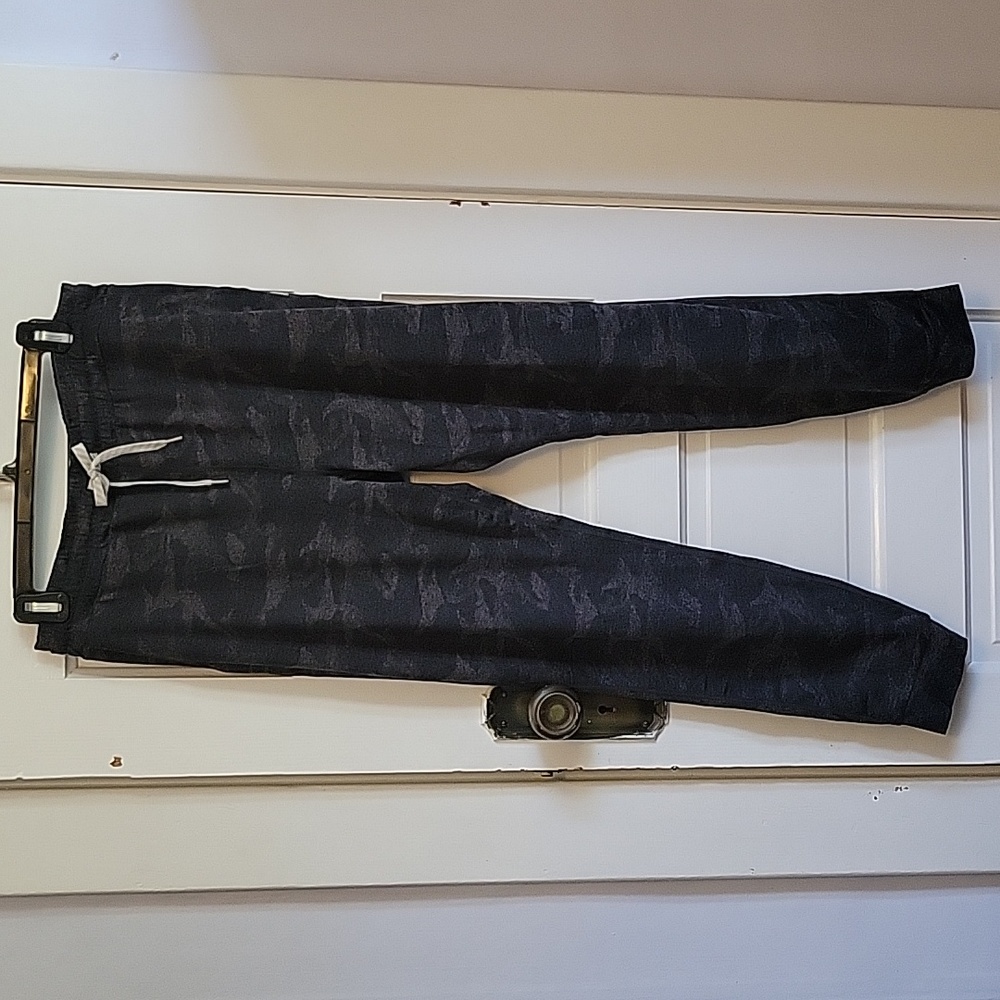 Vuori black camo Performance Joggers size M-tall